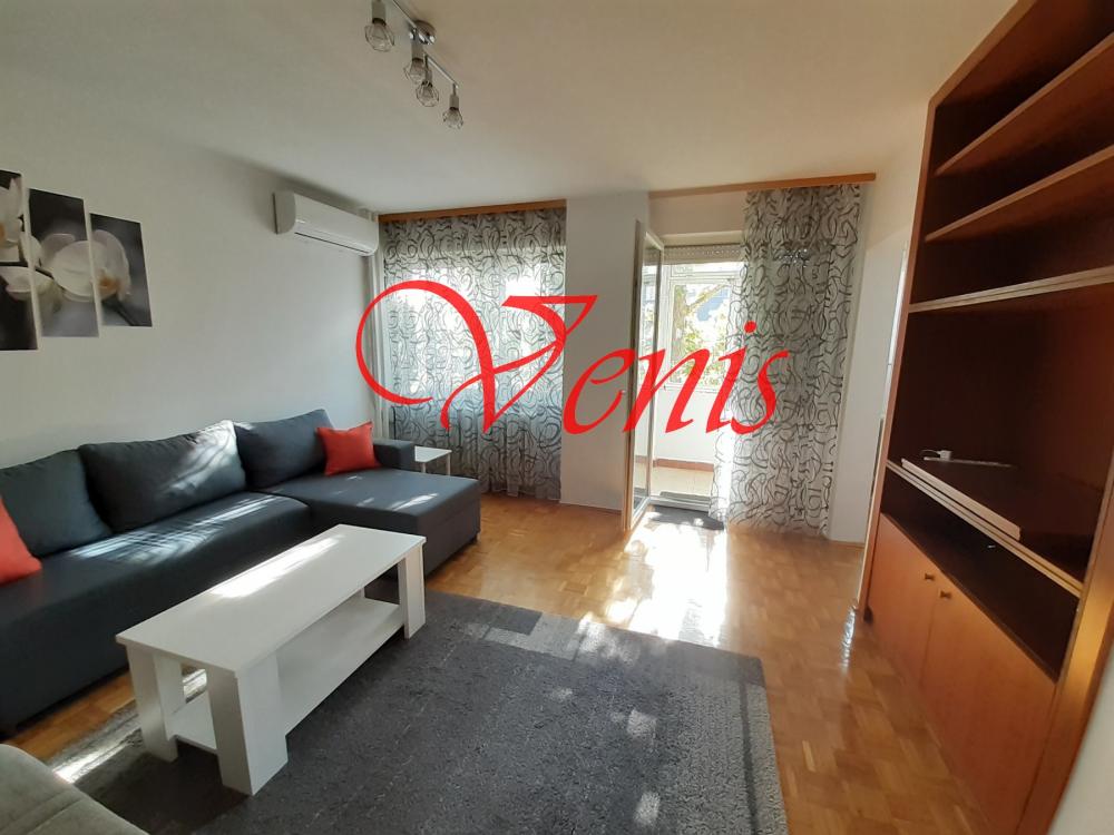 LIMAN ul.Bul.Cara Lazara 66 m2 - 400 Evra USELJIV ID#2351 400 €