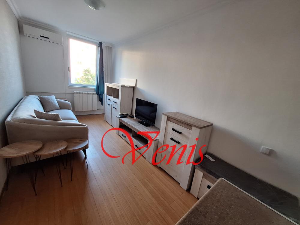 Bulevar oslobođenja kod Dnevnika 40 m2 - 400 Evra USELJIV ID#2357 400 €