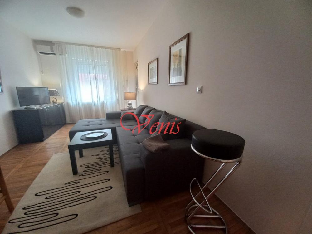 CENTAR ul.Dostojevskog 44 m2 – 450 Evra USELJIV ID#2382 450 €